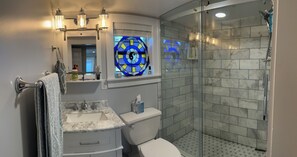 Combined shower/bathtub, hair dryer, towels, soap - Single family home with screened porch. (Fishing Creek)