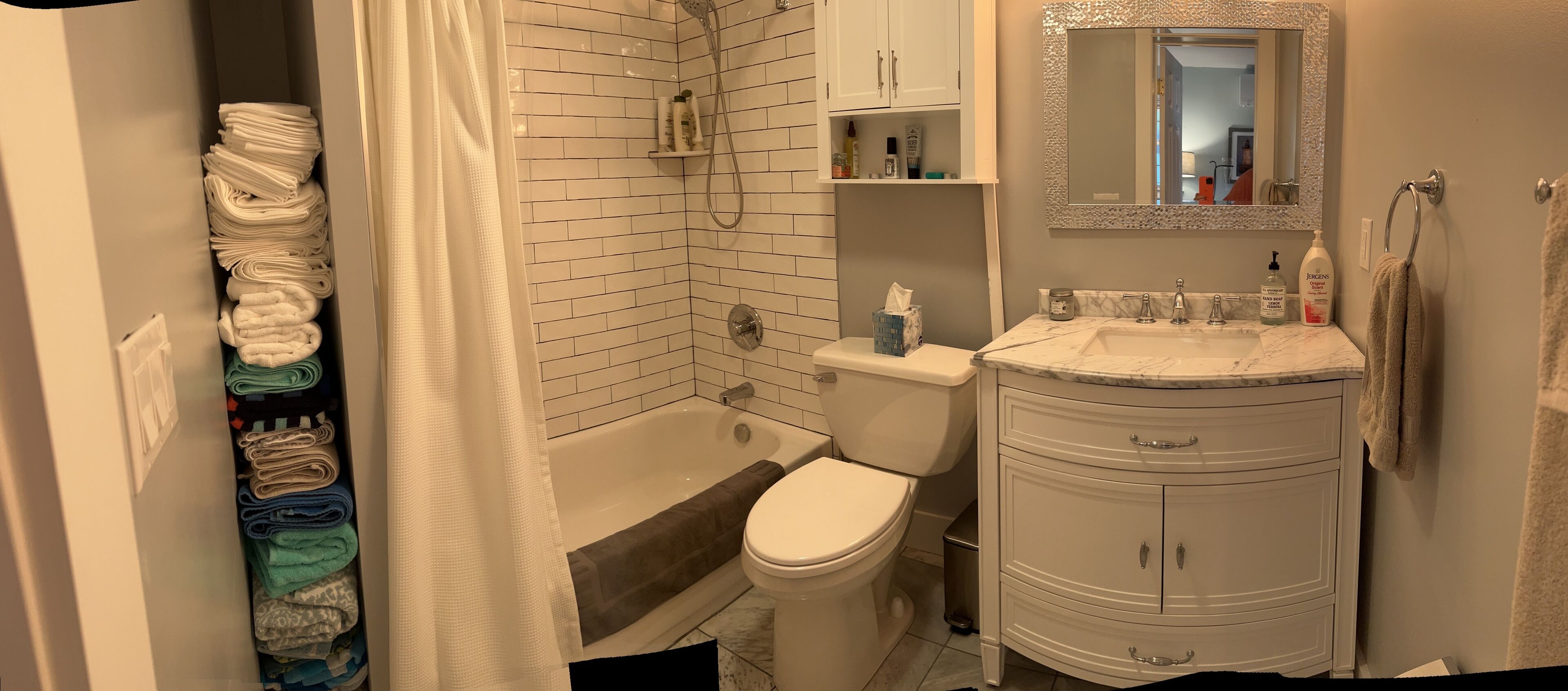 Un bagno con il water, una vasca e un lavandino.