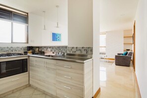 Kühlschrank, Mikrowelle, Ofen, Wasserkocher mit Kaffee-/Teezubehör