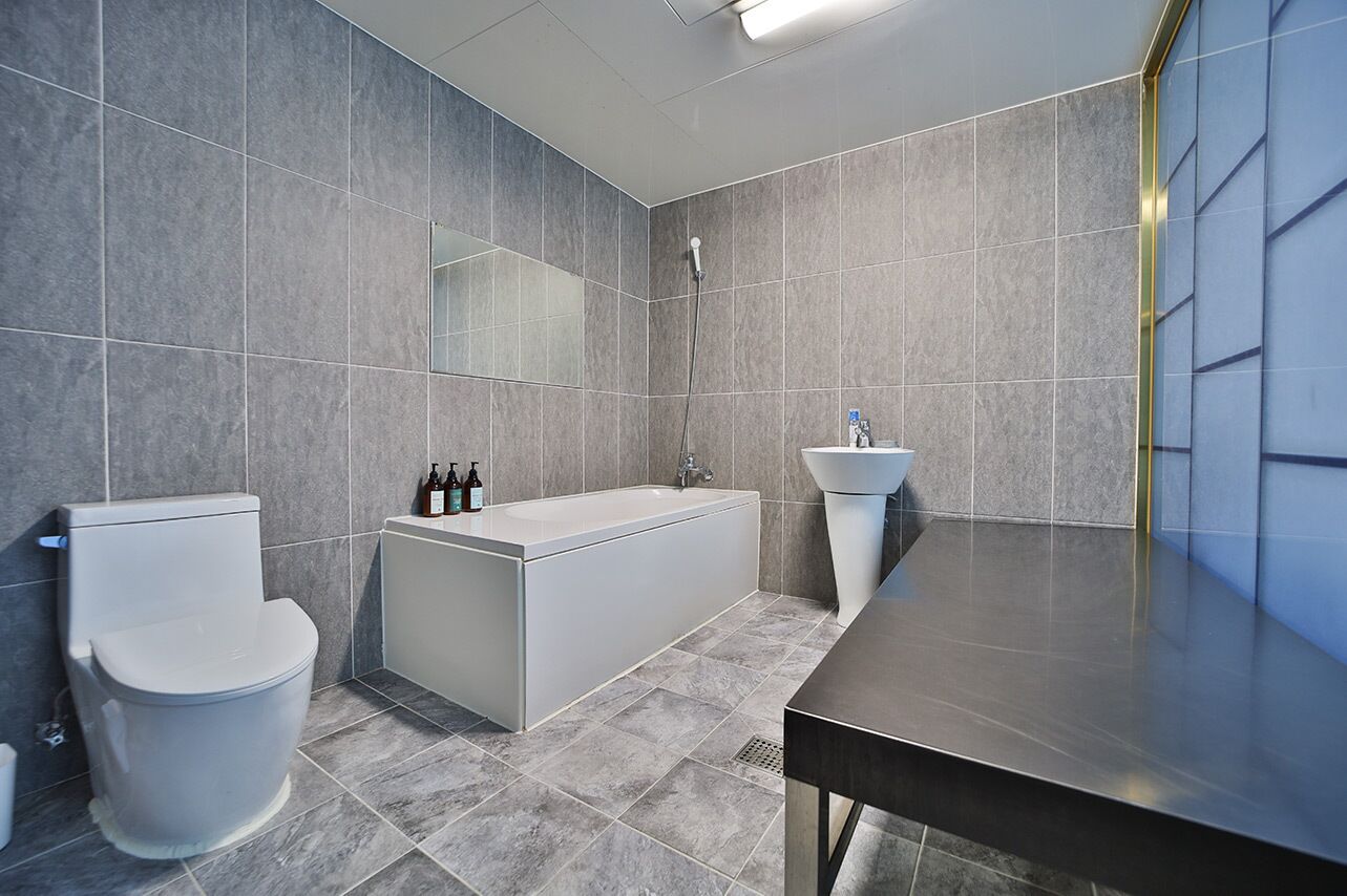 Deluxe Twin Room | Bathroom | Combined shower/tub, free toiletries, towels