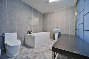 Deluxe Twin Room | Bathroom | Combined shower/tub, free toiletries, towels