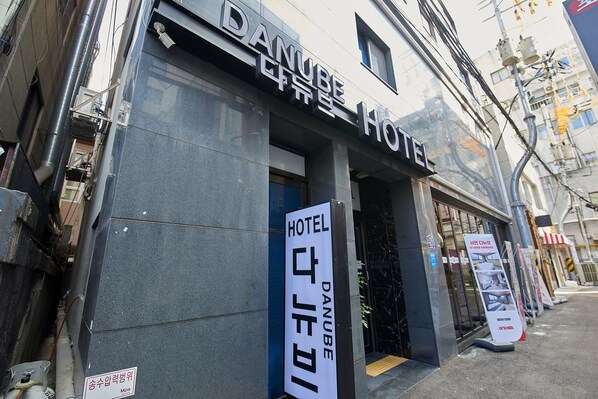 Das Außergebäude des Danube Hotels mit einem Schild, das den Namen in englischer und koreanischer Schrift zeigt.
