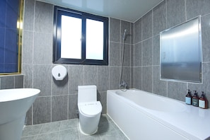 Habitación estándar doble | Baño | Ducha y bañera combinadas y artículos de higiene personal gratuitos