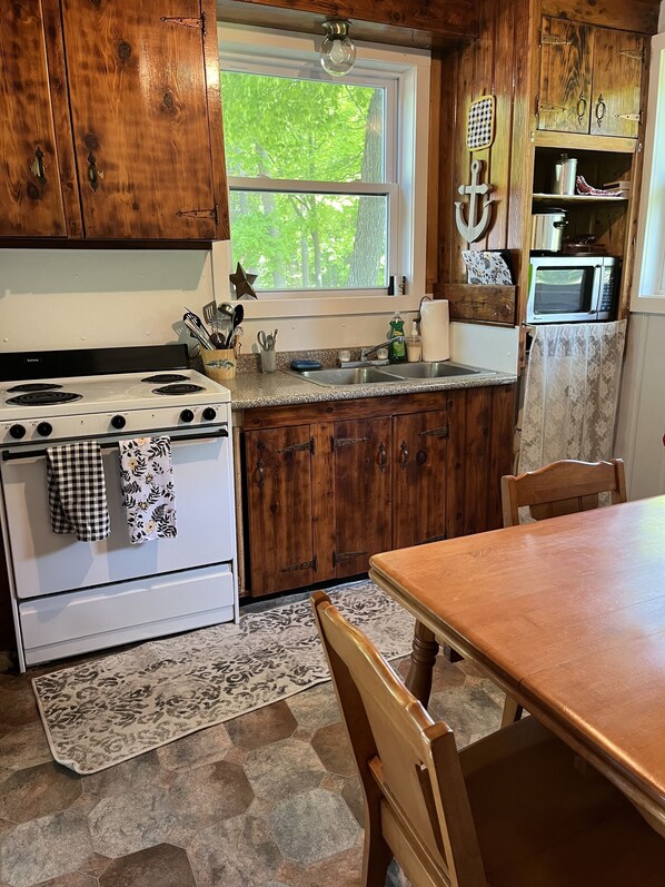 Jääkaappi, mikroaaltouuni, uuni, liesi