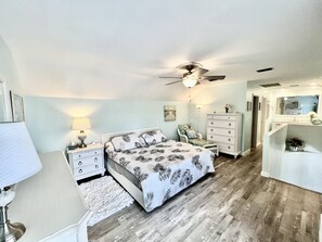 3 bedrooms, desk, iron/ironing board, free WiFi - Birdie's Bungalow on Fripp - Across from Golf and Ocean - Cards Avail/Golf Cart (Fripp Island)