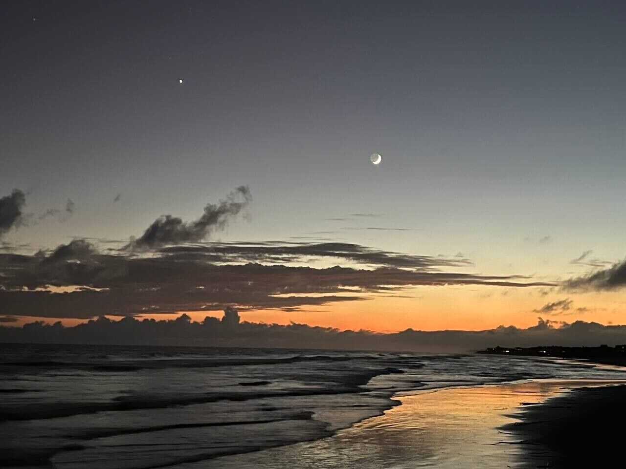 Nær stranden, solsenger og strandhåndklær