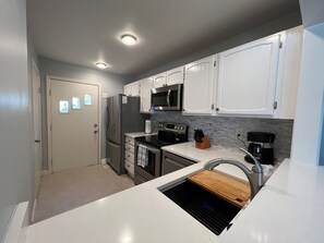 ثلاجة، ميكروويف، فرن، موقد طهي مسطح