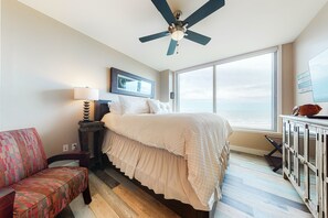 2 habitaciones, escritorio y tabla de planchar con plancha 