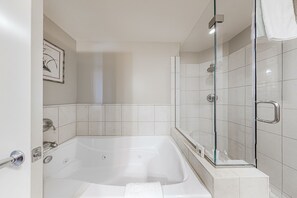 Hair dryer, towels - Lovely waterfront condo on the beach with pool & hot tub - dog-friendly (Galveston)