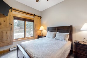 3 bedrooms, iron/ironing board, internet, bed sheets