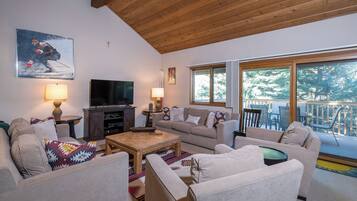 Smart-TV, Kamin, DVD-Player, Bücher