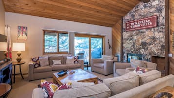 Una Smart TV, una chimenea, un reproductor de DVD, libros