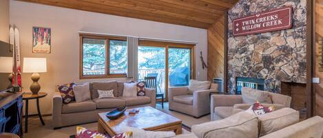 Televisor intel·ligent, llar de foc i reproductor de DVD