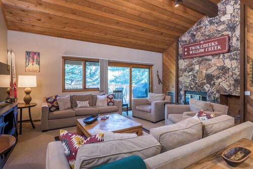 Cozy Family sized Condo- access to Hot Tub and Sauna- Minutes away from Skiing