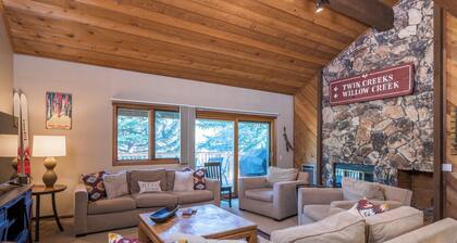 Cozy Family sized Condo- access to Hot Tub and Sauna- Minutes away from Skiing