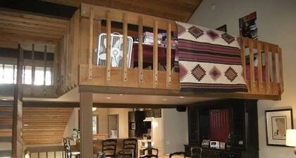Cozy Family sized Condo w/ access to Pool, Hot Tubs, Sauna, Golfing & Tennis!