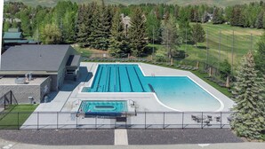 A swimming pool with a view of mountains and trees. - Cozy Family sized Condo- access to Pools and other Summer time Amenities (Sun Valley)