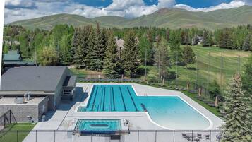 Una piscina al aire libre, una piscina climatizada