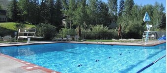 Cozy Family sized Condo- access to Hot Tub and Sauna- Minutes away from Skiing