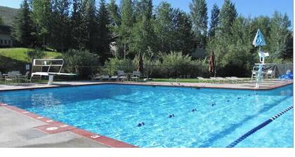 Cozy Family sized Condo- access to Hot Tub and Sauna- Minutes away from Skiing