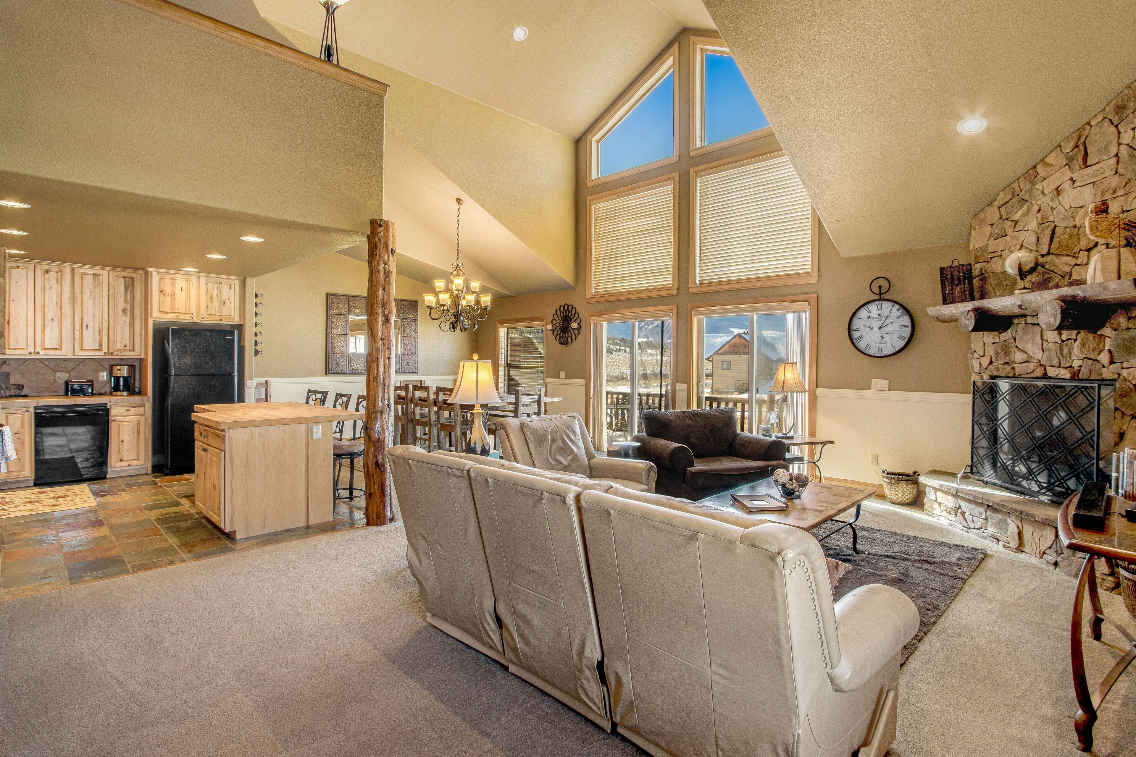 Gorgeous mountain-view townhome with private hot tub, fireplace & deck
