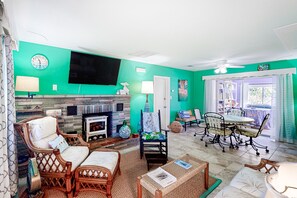 Télévision, cheminée, baby-foot, table de tennis de table