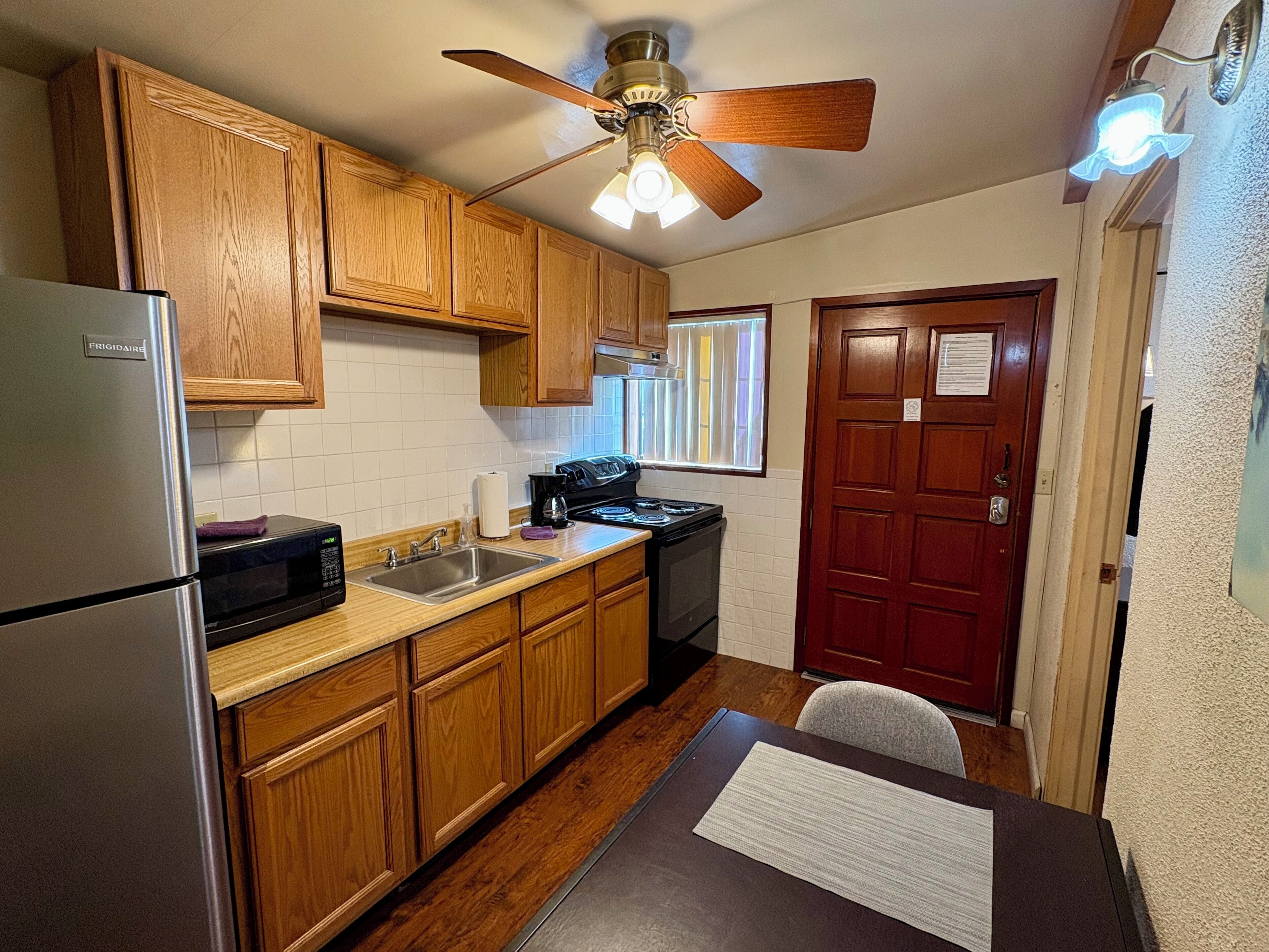 Refrigerador, microondas, horno y parrilla de estufa 