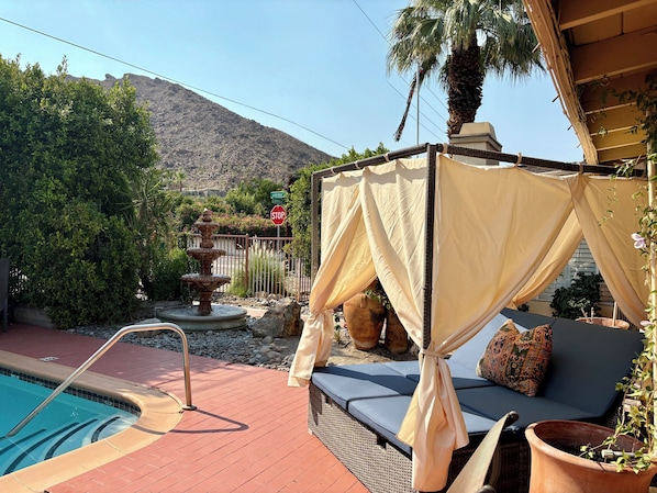 Outdoor pool, a heated pool - Villa B - a cozy studio with kitchen a minute away from downtown Palm Springs! (Palm Springs)