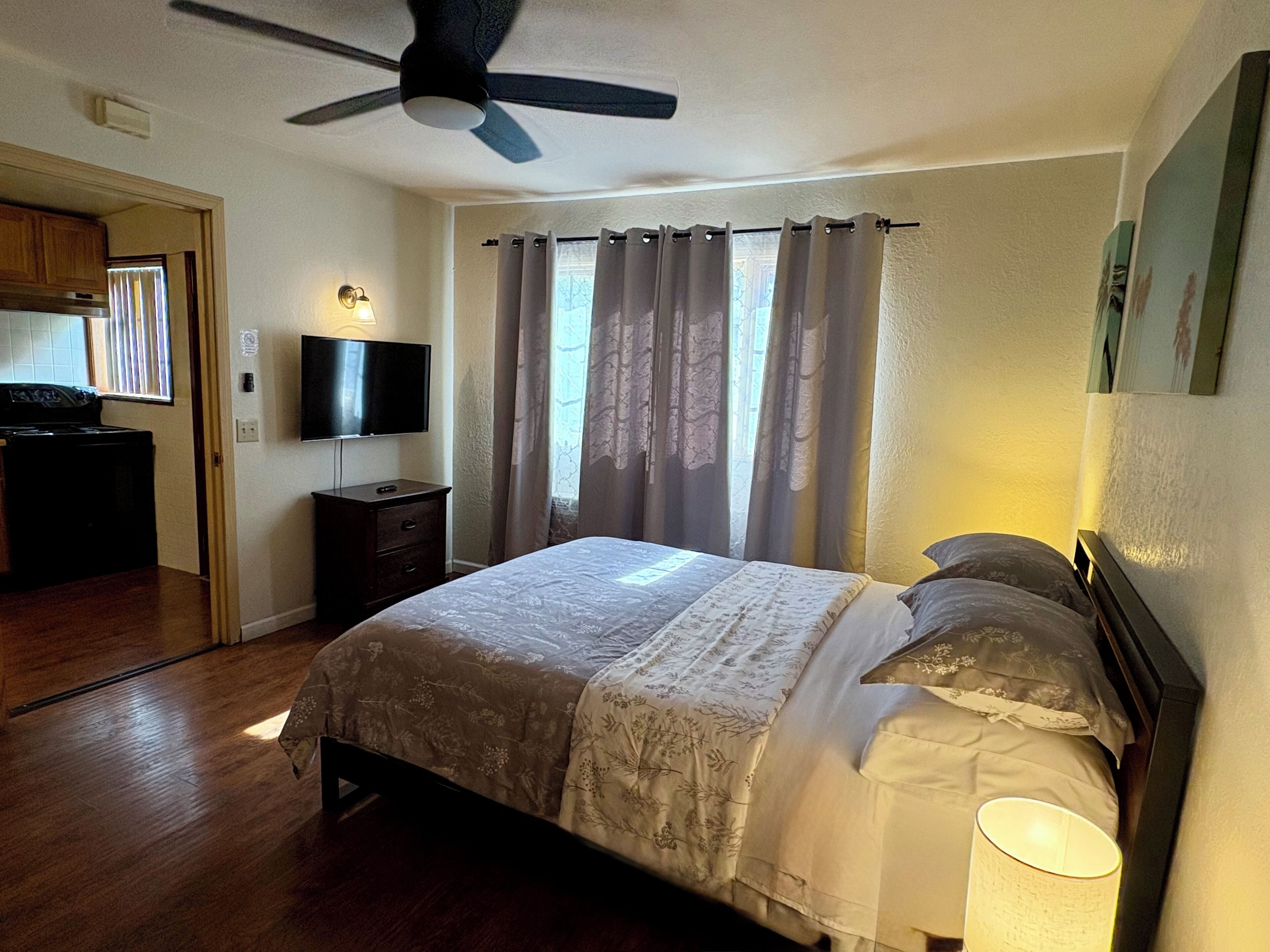 1 slaapkamer, een strijkplank/strijkijzer, gratis wifi, beddengoed