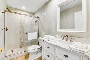 Hair dryer, towels - Charming Ground Floor Condo with Shared Pool, High-Speed WiFi, and Central AC (Holmes Beach)
