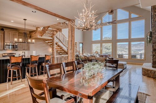 Lodge-style home with striking mountain views, fireplaces, & hot tub