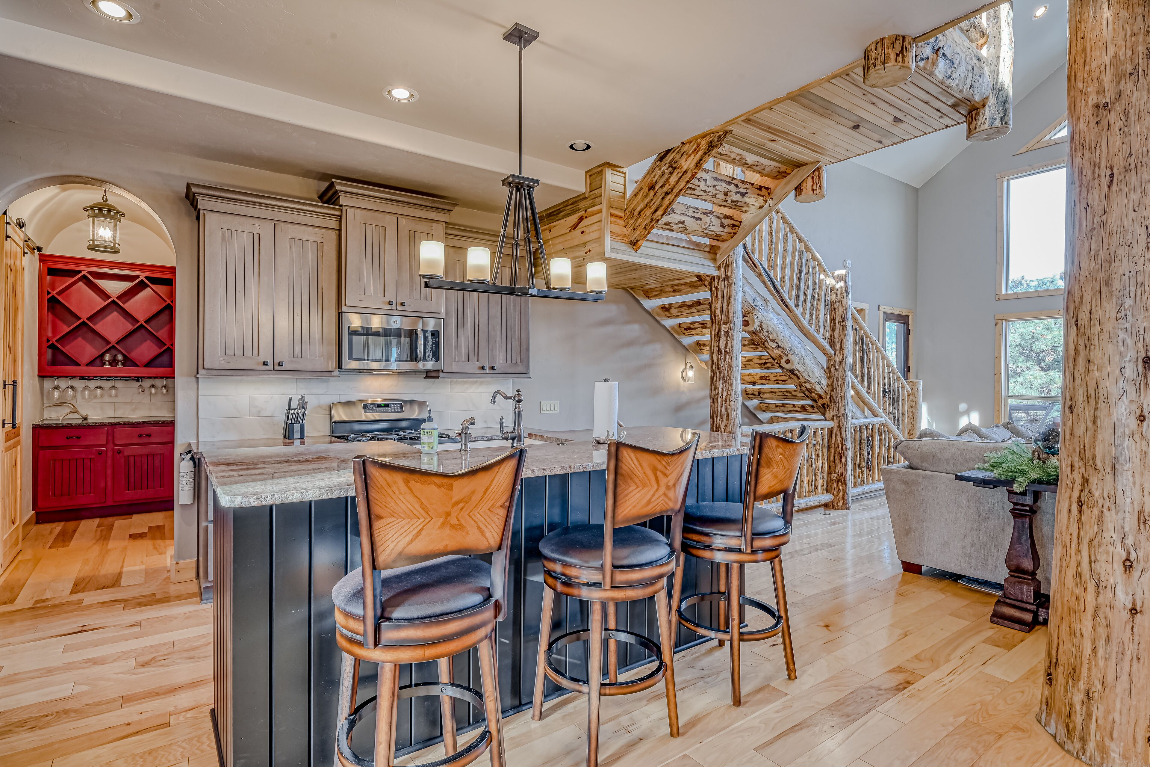 Grand réfrigérateur, micro-ondes, four, plaque de cuisson