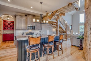 Frigorifero con congelatore, microonde, forno, piano cottura