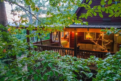 Serene & secluded 2-Story home with covered porch, firepit & telescope