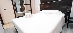 1 bedroom, desk, iron/ironing board, travel cot - Mshome Casa Esperanza Center (Malaga)