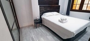 1 chambre, bureau, fer et planche à repasser, lit parapluie