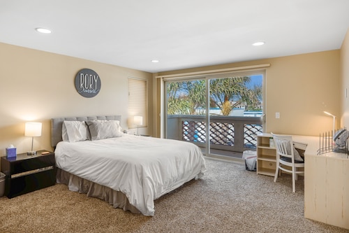 Oceanview home with rooftop deck and game room - dog-friendly