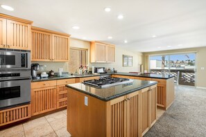 ثلاجة، ميكروويف، فرن، موقد طهي مسطح