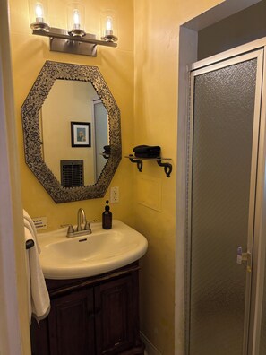 Ducha, secador de pelo, toallas y jabón