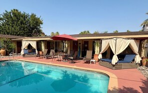 Una piscina al aire libre, una piscina climatizada