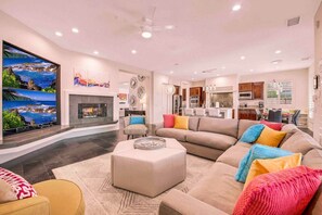 Televisión, chimenea, tenis de mesa y estéreo 