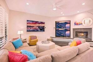 Televisión, chimenea, tenis de mesa y estéreo 