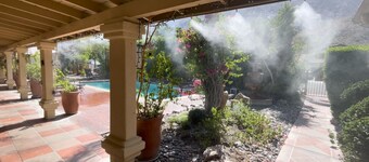 Room 6️⃣ with kitchen and bathroom in Old Palm Springs hotel by the heated pool 🦋