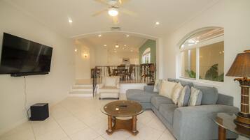 Televisie, een dvd-speler en een stereo