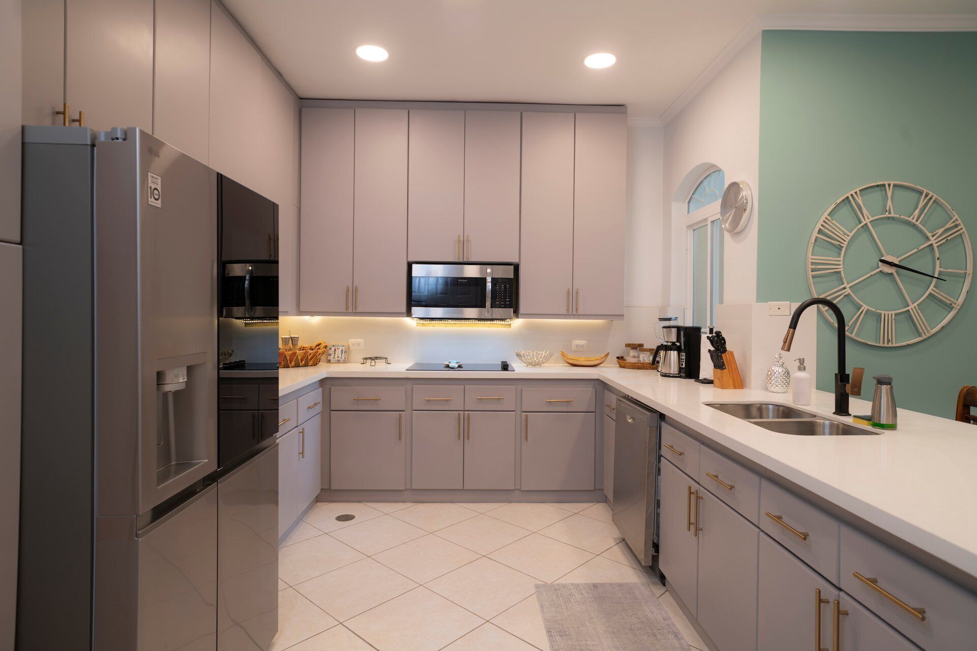 Een koelkast, een magnetron, een oven, een kookplaat