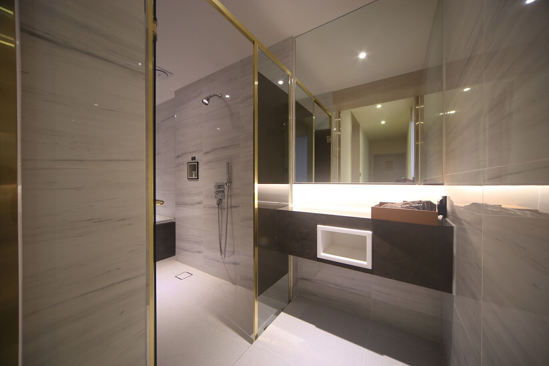 奢华顶层房 (Hinoki Bath,Styler) | 浴室 | 免费洗浴用品、吹风机、拖鞋、坐浴桶