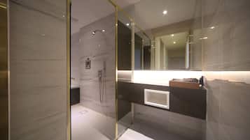 Luxe penthouse (Hinoki Bath,Styler) | Badkamer | Gratis toiletartikelen, een haardroger, pantoffels, een bidet
