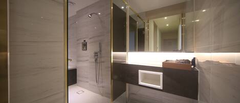 Appartement Penthouse luxueux (Hinoki Bath,Styler) | Salle de bain | Articles de toilette (gratuits), séchoir à cheveux, peignoirs