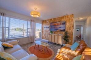 Smart-TV, Tischtennisplatte, Arbeitsbereiche