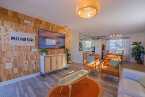 Een smart-tv, een tafeltennistafel en een kantoor